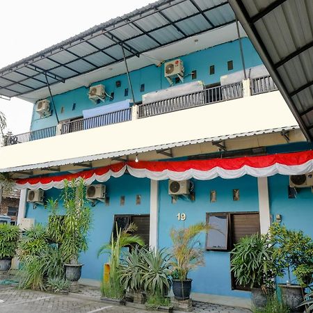 Oyo 1784 Hj. Aniek Residence Madiun Kültér fotó