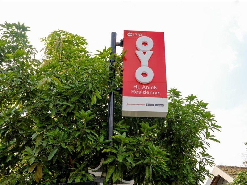 Oyo 1784 Hj. Aniek Residence Madiun Kültér fotó