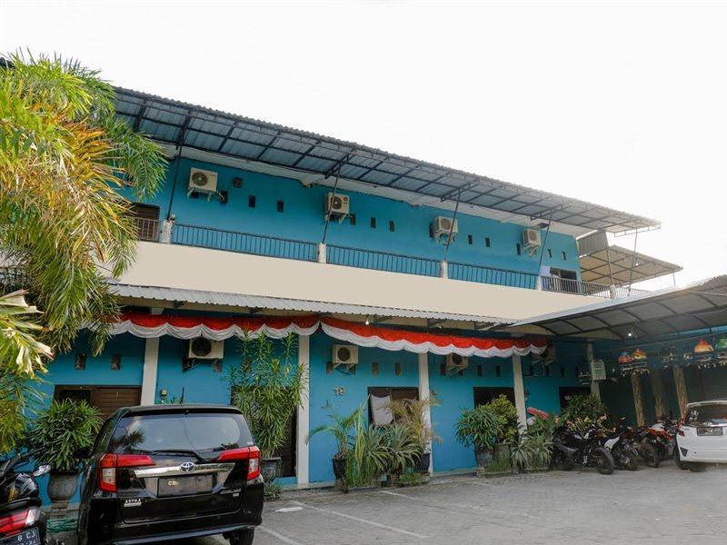 Oyo 1784 Hj. Aniek Residence Madiun Kültér fotó