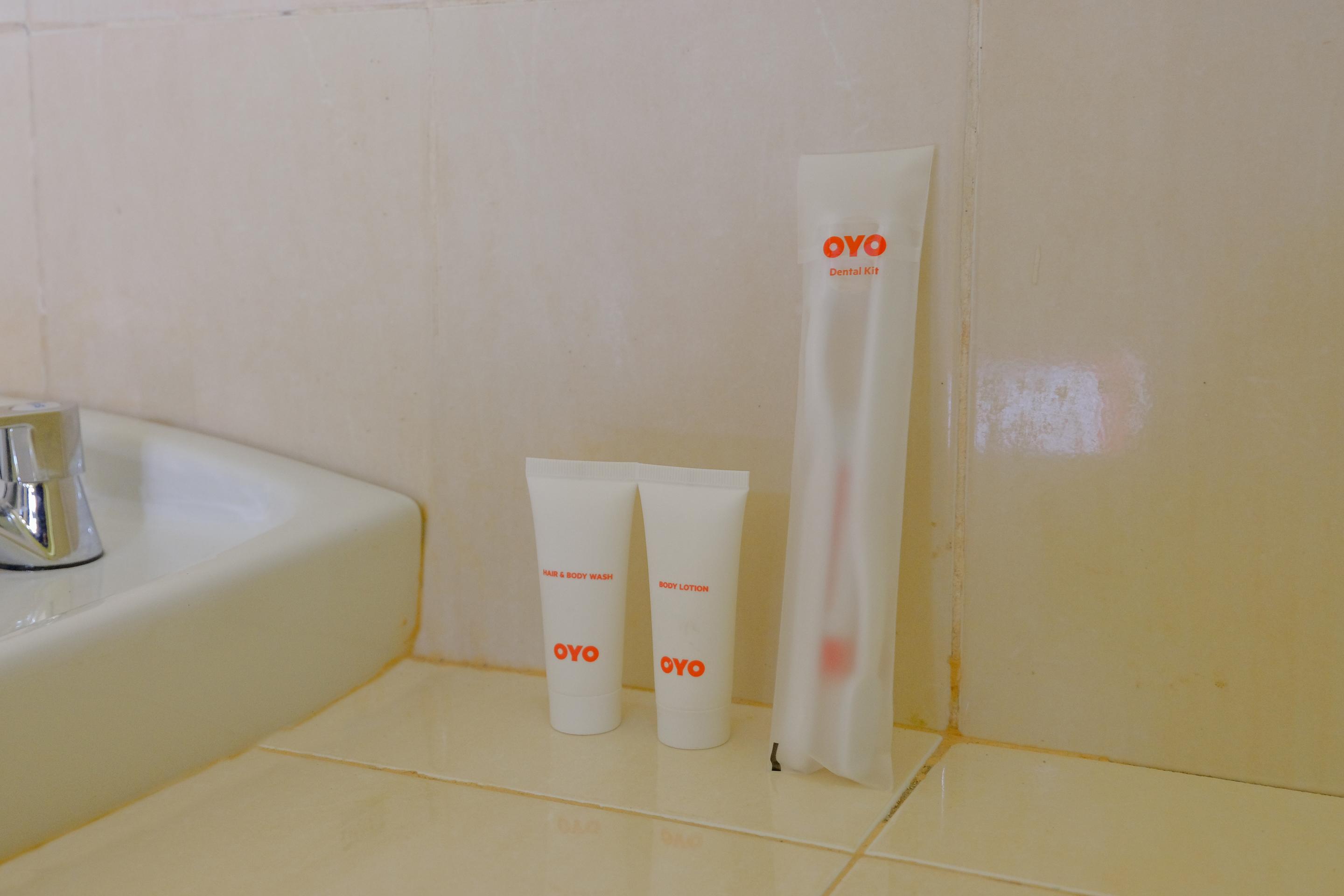 Oyo 1784 Hj. Aniek Residence Madiun Kültér fotó
