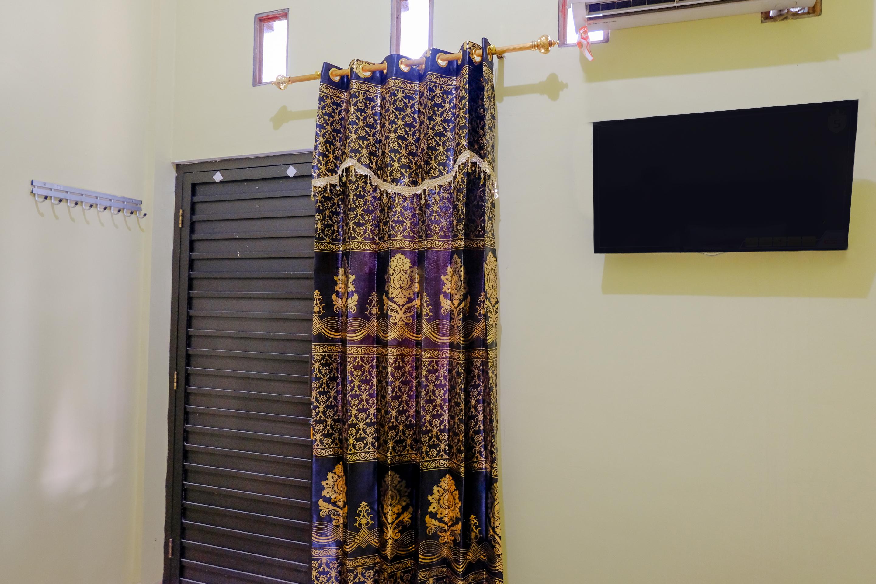 Oyo 1784 Hj. Aniek Residence Madiun Kültér fotó