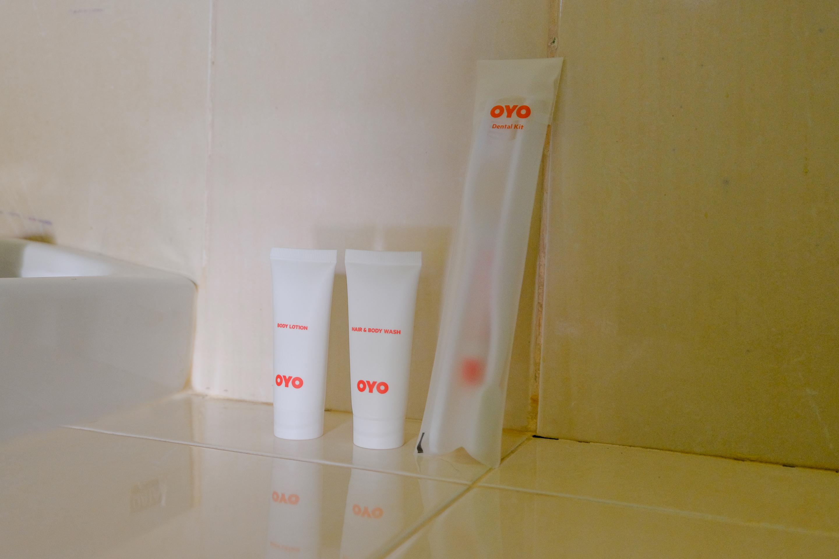 Oyo 1784 Hj. Aniek Residence Madiun Kültér fotó