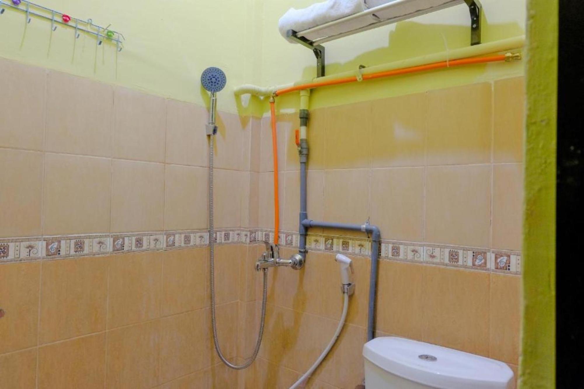 Oyo 1784 Hj. Aniek Residence Madiun Kültér fotó