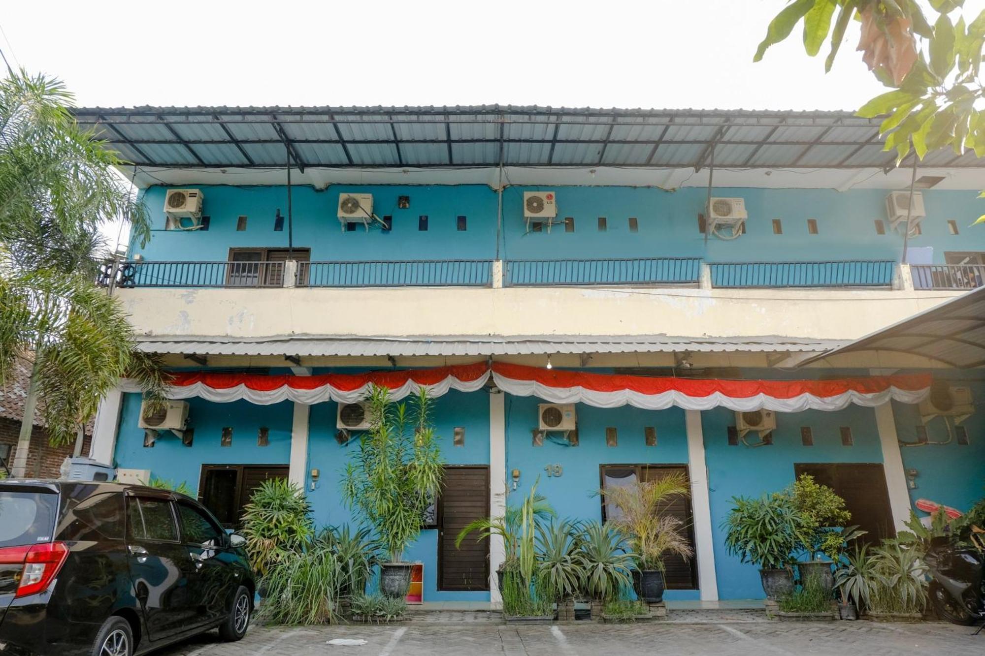 Oyo 1784 Hj. Aniek Residence Madiun Kültér fotó