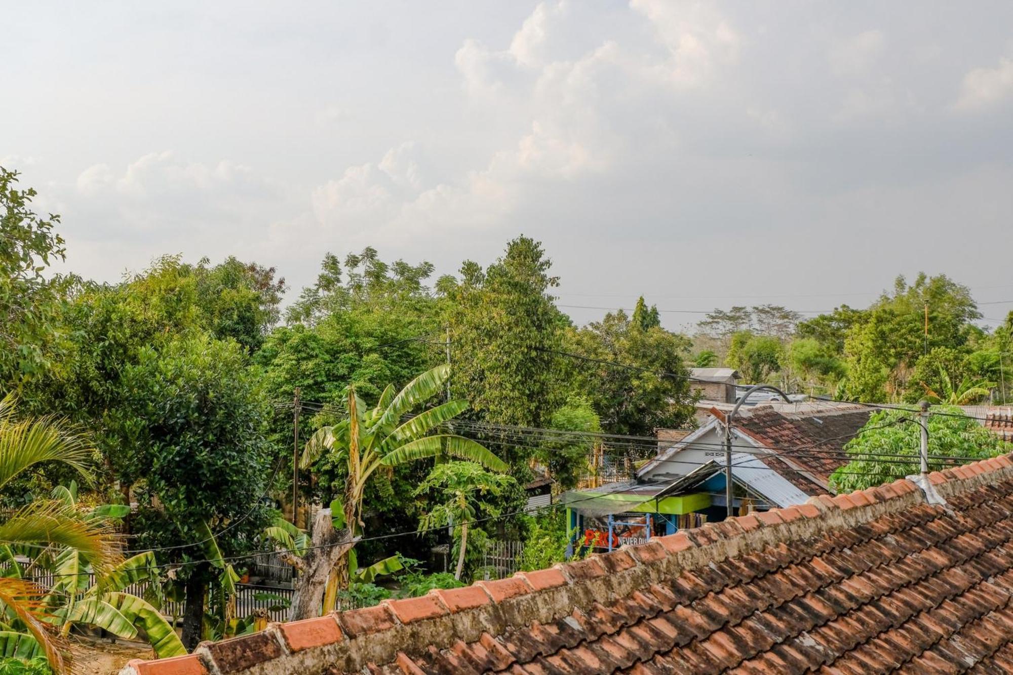 Oyo 1784 Hj. Aniek Residence Madiun Kültér fotó