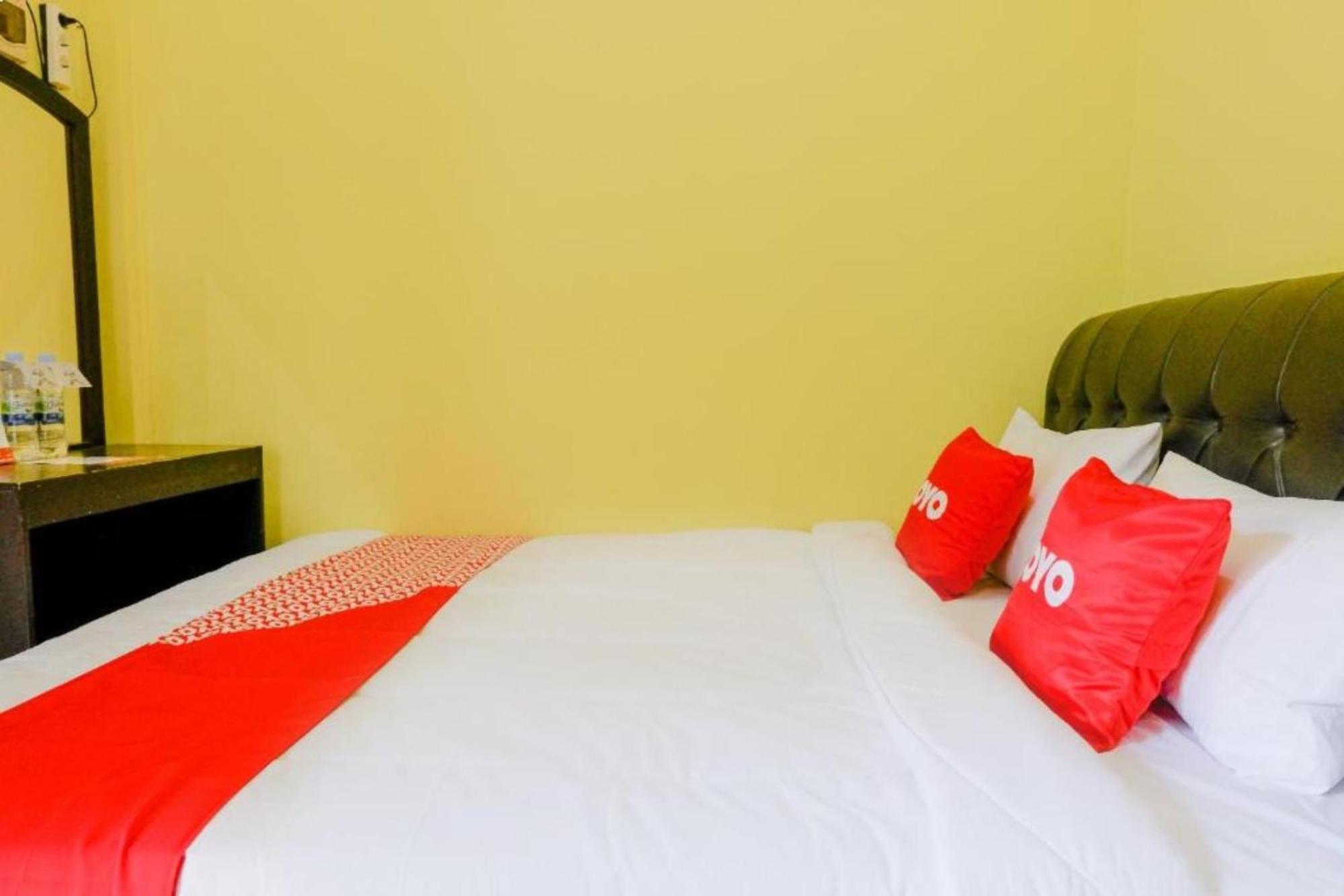 Oyo 1784 Hj. Aniek Residence Madiun Kültér fotó