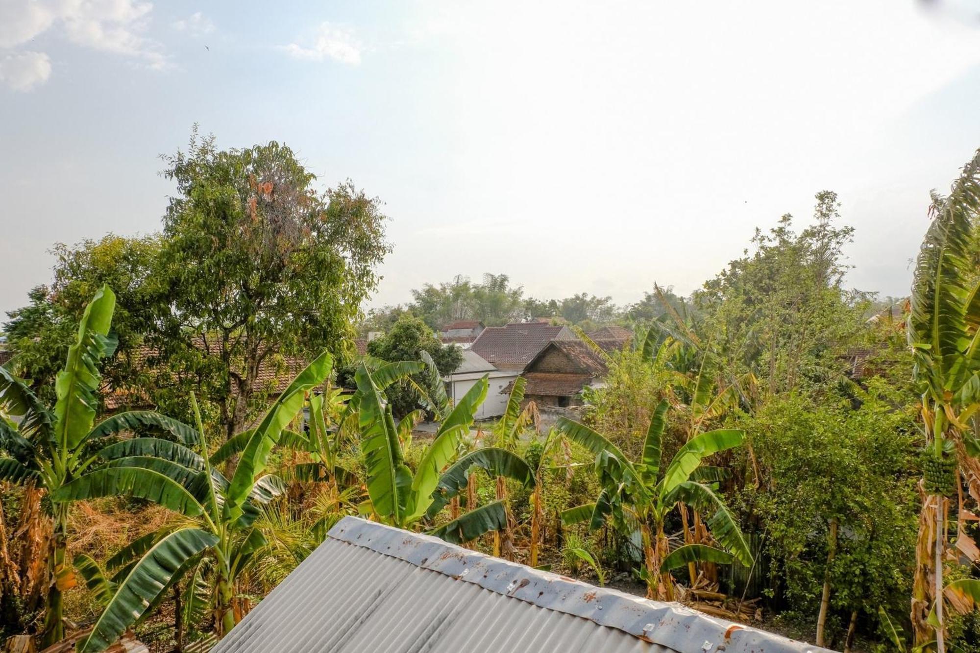Oyo 1784 Hj. Aniek Residence Madiun Kültér fotó