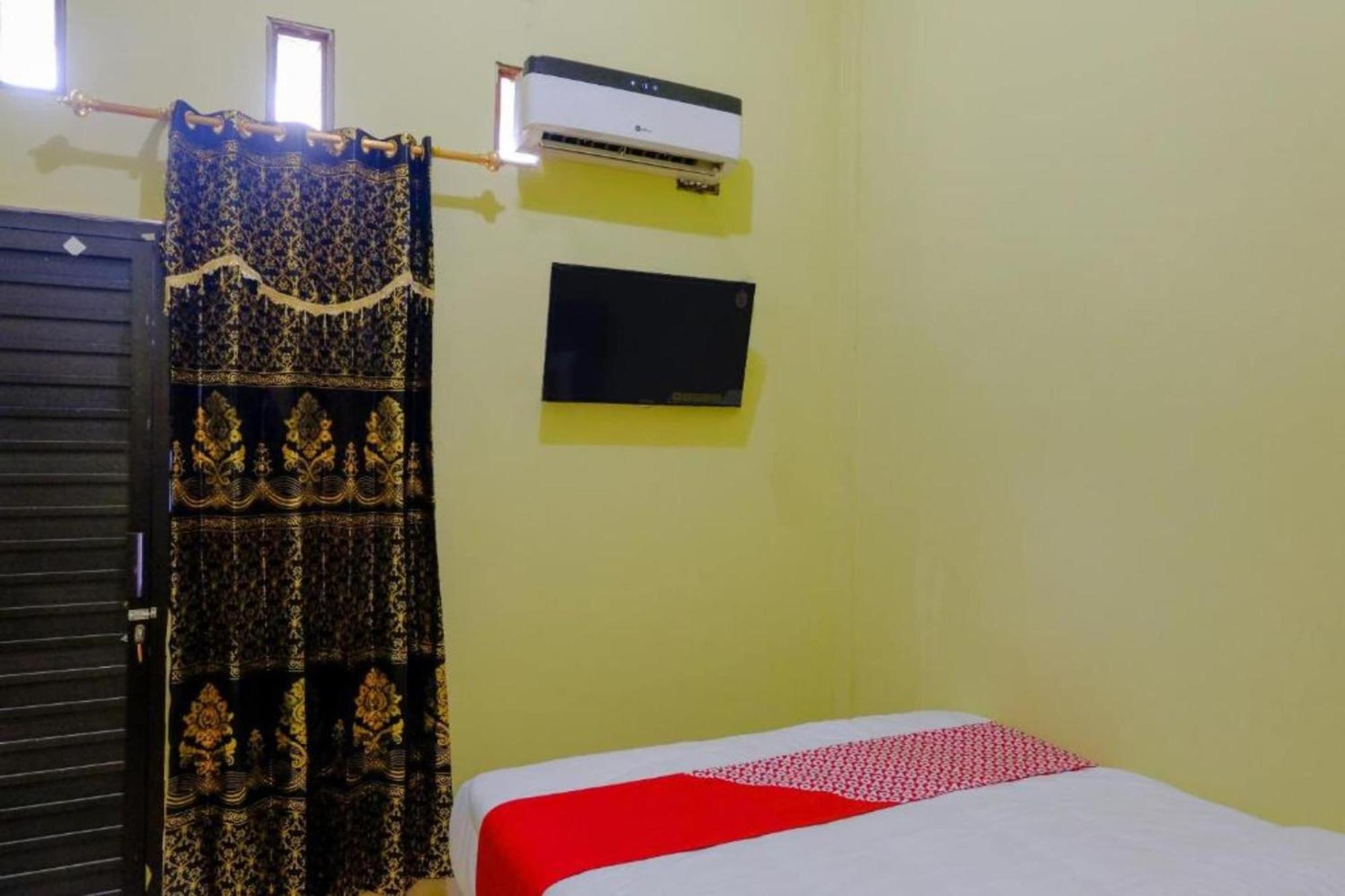 Oyo 1784 Hj. Aniek Residence Madiun Kültér fotó