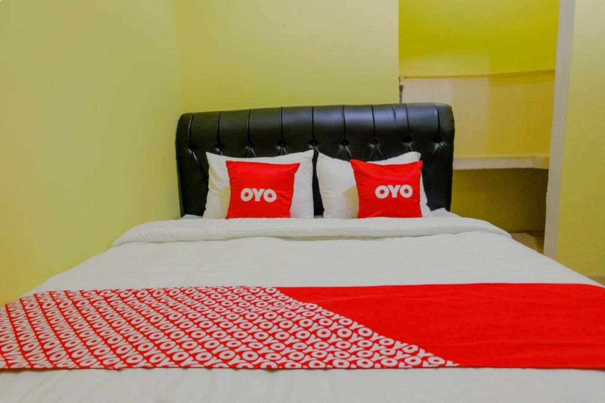 Oyo 1784 Hj. Aniek Residence Madiun Kültér fotó