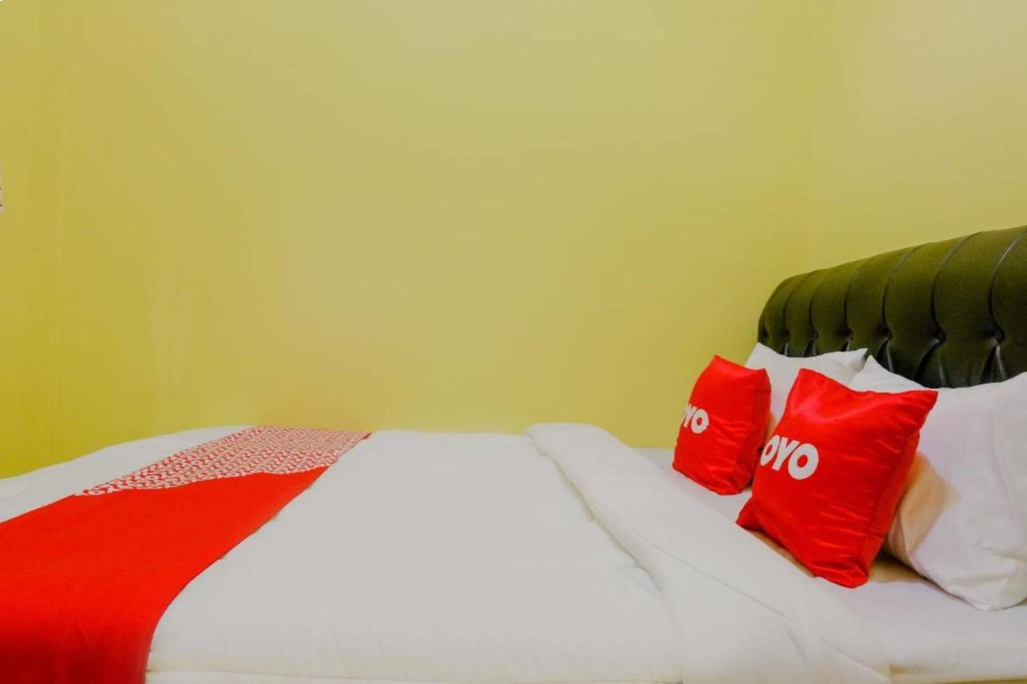 Oyo 1784 Hj. Aniek Residence Madiun Kültér fotó