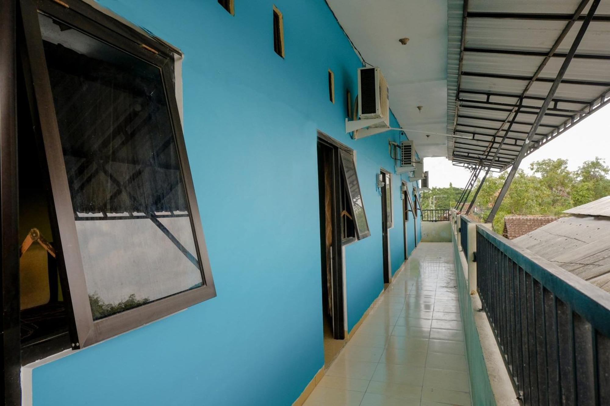Oyo 1784 Hj. Aniek Residence Madiun Kültér fotó