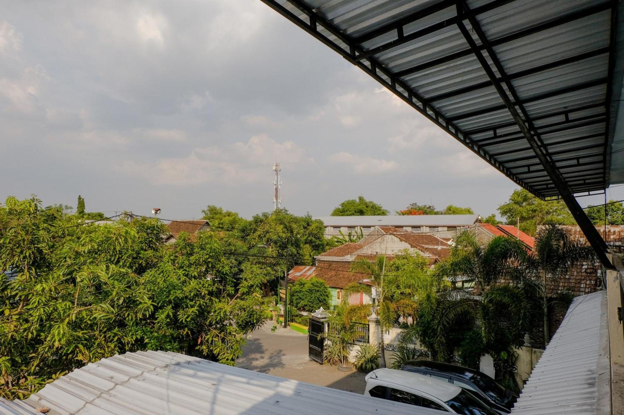 Oyo 1784 Hj. Aniek Residence Madiun Kültér fotó