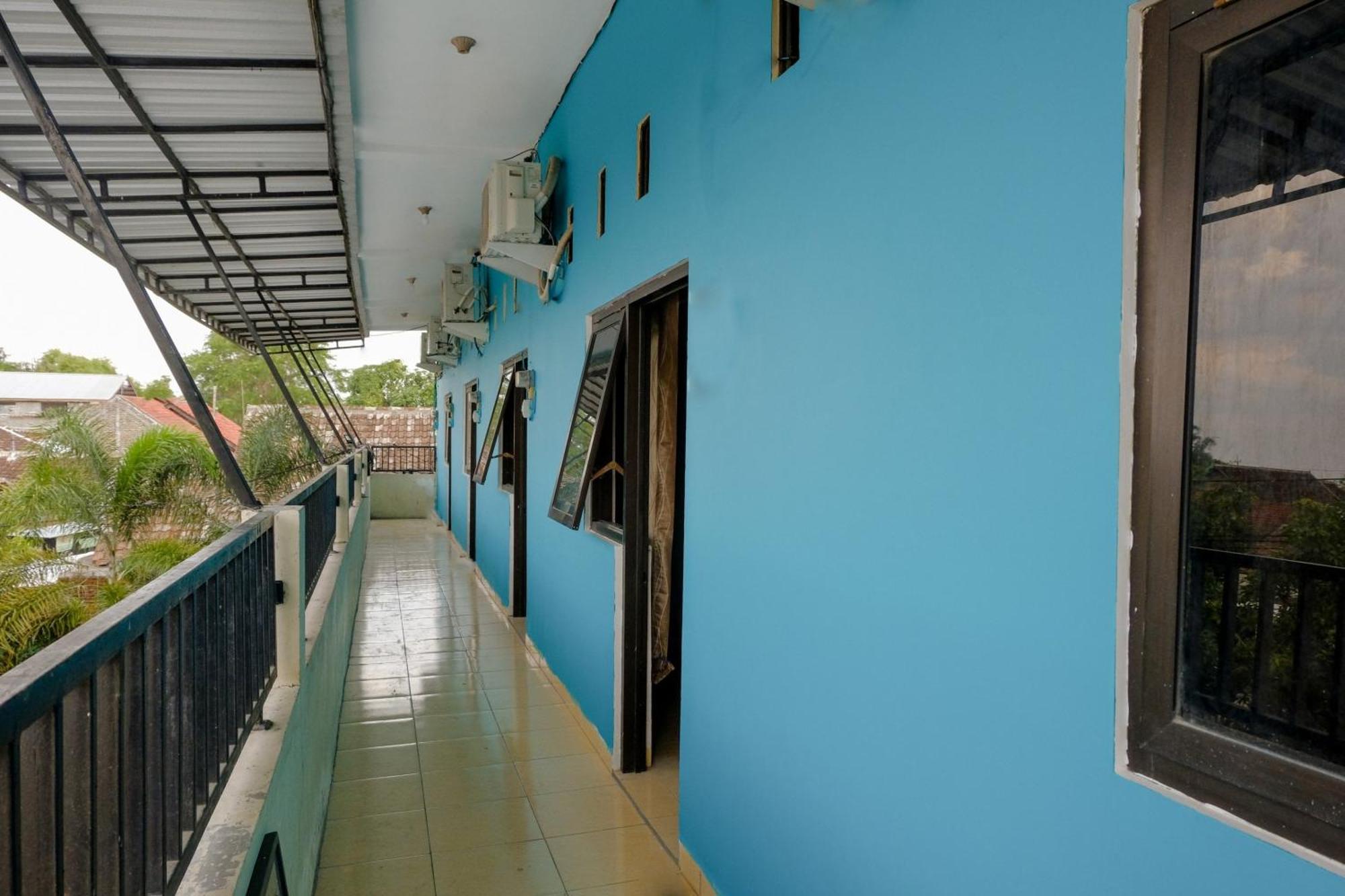 Oyo 1784 Hj. Aniek Residence Madiun Kültér fotó
