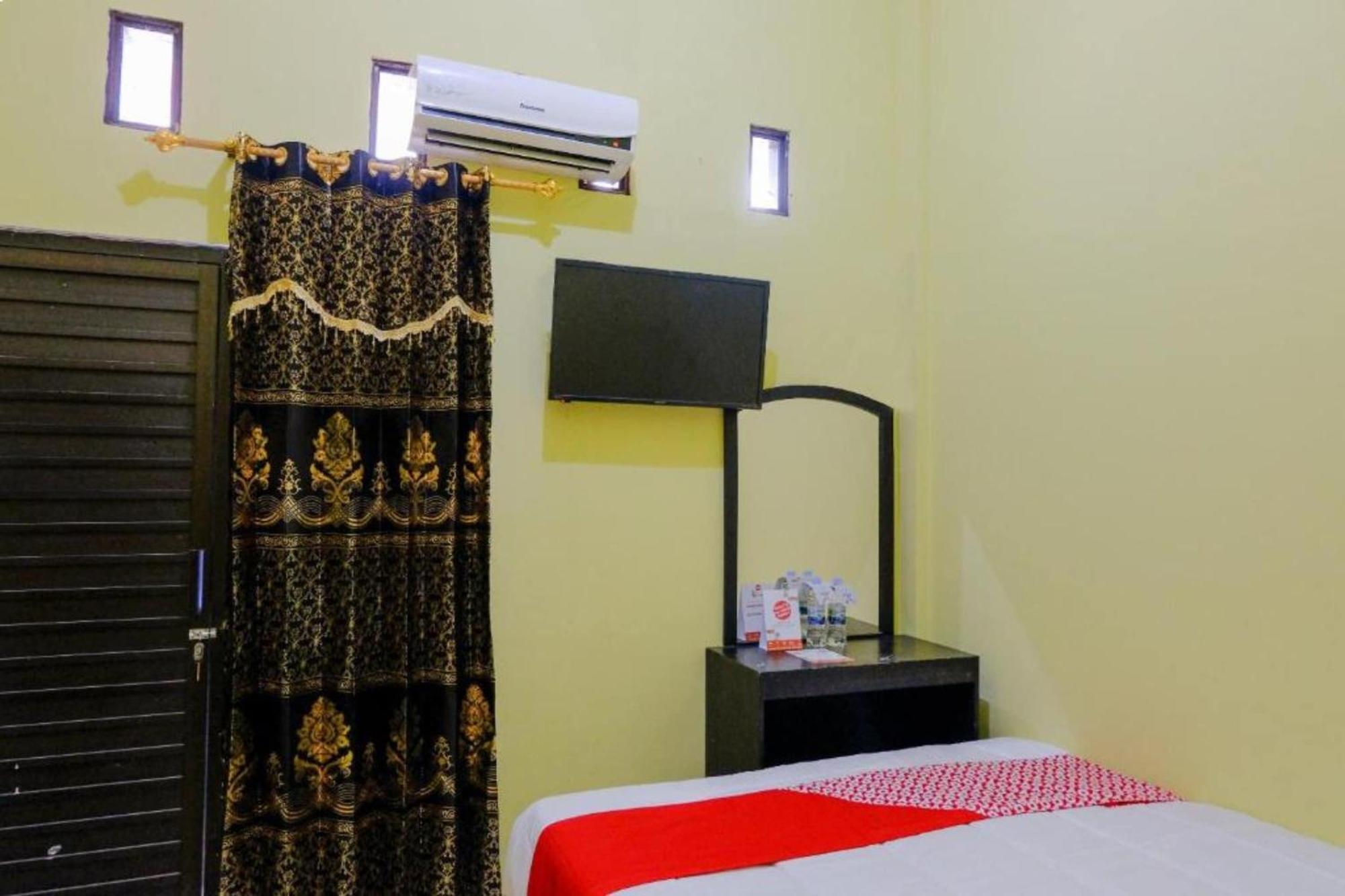Oyo 1784 Hj. Aniek Residence Madiun Kültér fotó