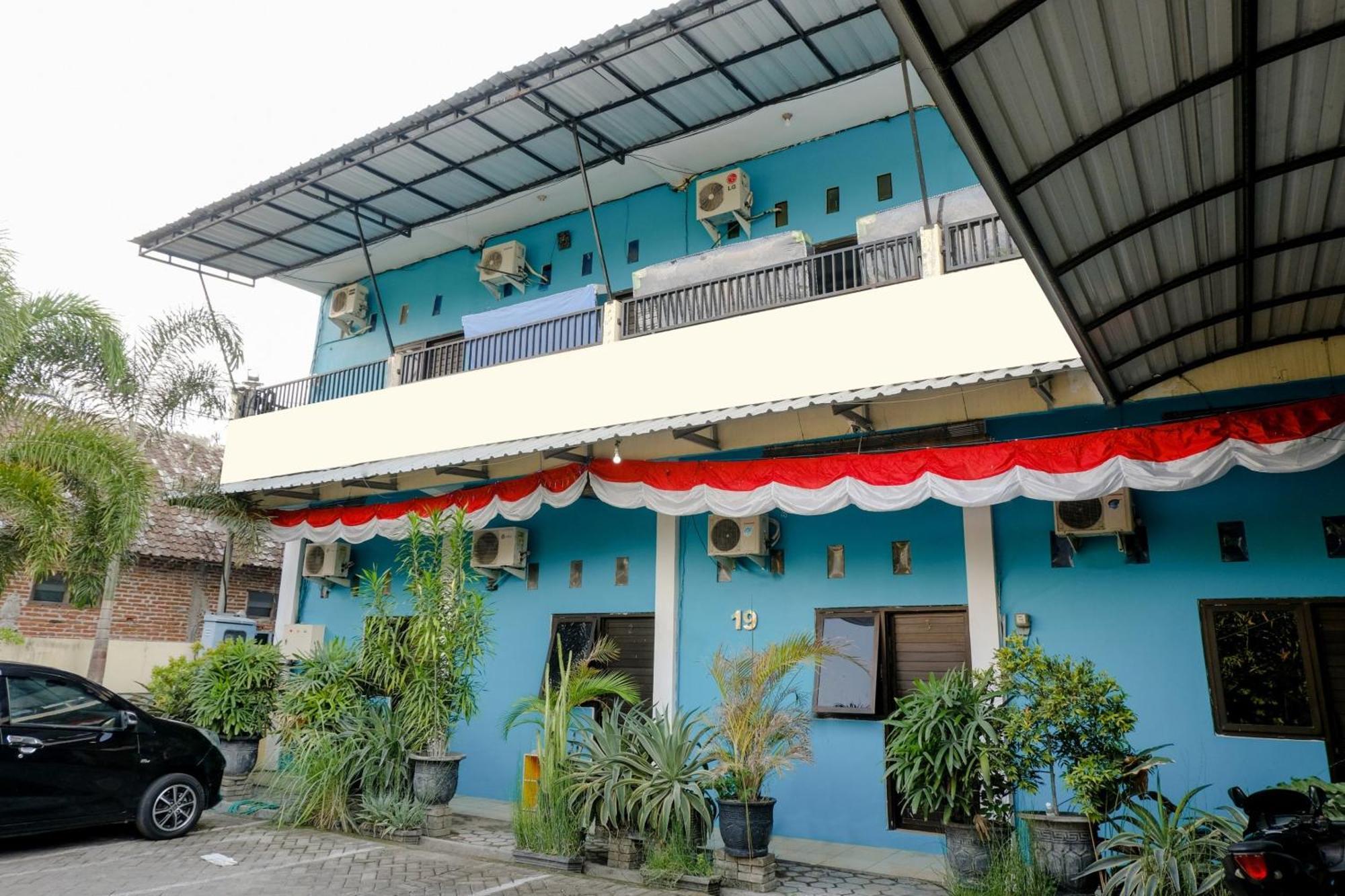 Oyo 1784 Hj. Aniek Residence Madiun Kültér fotó